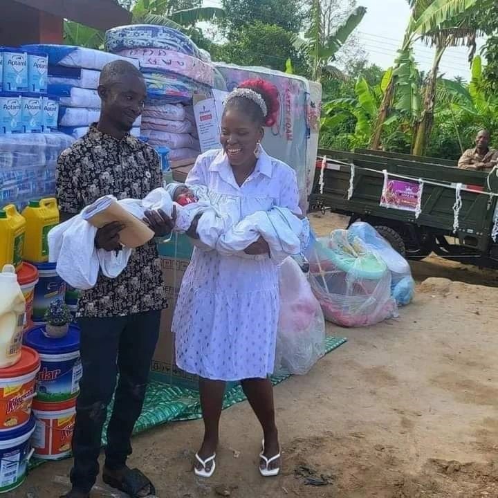 Blind mother of triplets in Joy as nigerians donates money and gifts to her (Photos)