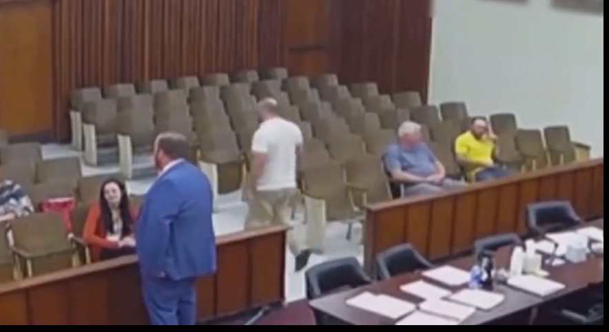 Guilty man casually walks out of Courtroom and escapes without anyone looking (Video)