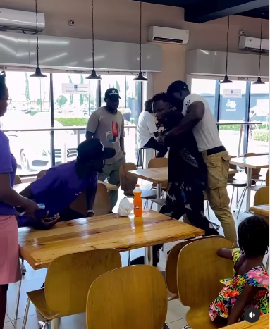 Man Loan firm agents arrests man at eatery over unpaid debt (Video)