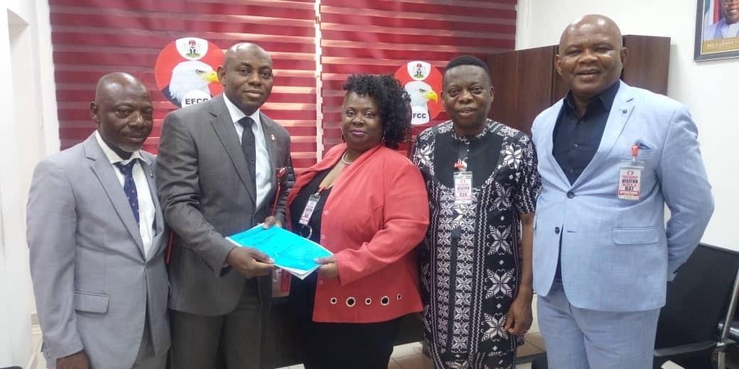 EFCC Arrests Internet fraudster for duping American lady with N19M, Duplex, lexus car and posing as Actor Federick Leonard